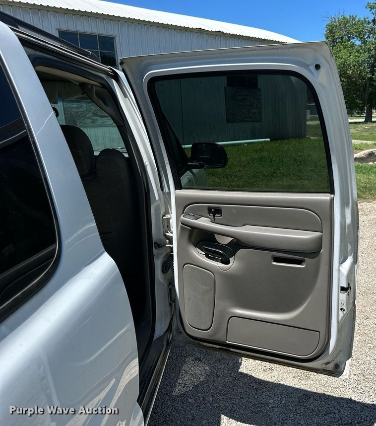 image for item NP9827 2006 Chevrolet Suburban  SUV