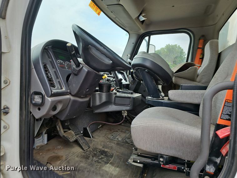 image for item NT9706 2016 Freightliner Business Class M2  street sweeper truck