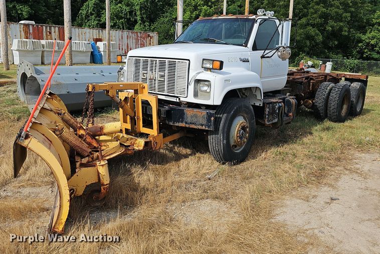 image for item NT9733 1995 GMC Top Kick C6500  truck cab and chassis