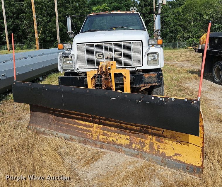 image for item NT9733 1995 GMC Top Kick C6500  truck cab and chassis