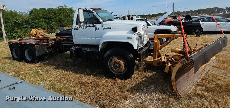 image for item NT9733 1995 GMC Top Kick C6500  truck cab and chassis