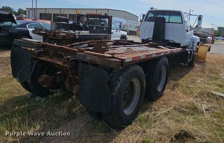 image for item NT9733 1995 GMC Top Kick C6500  truck cab and chassis