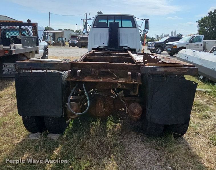 image for item NT9733 1995 GMC Top Kick C6500  truck cab and chassis