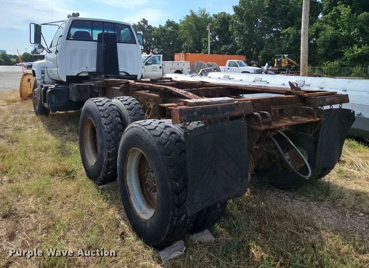 image for item NT9733 1995 GMC Top Kick C6500  truck cab and chassis