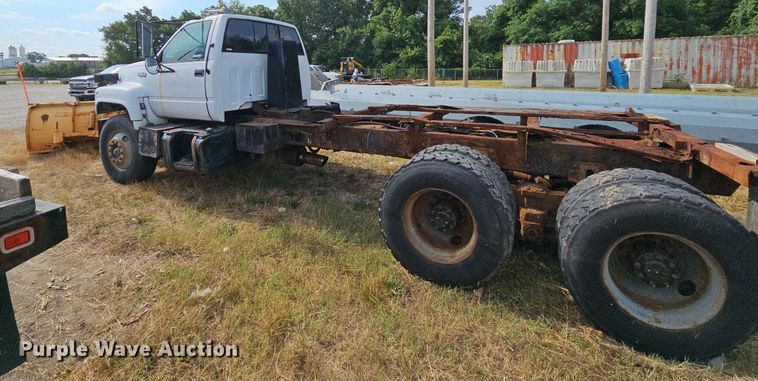 image for item NT9733 1995 GMC Top Kick C6500  truck cab and chassis