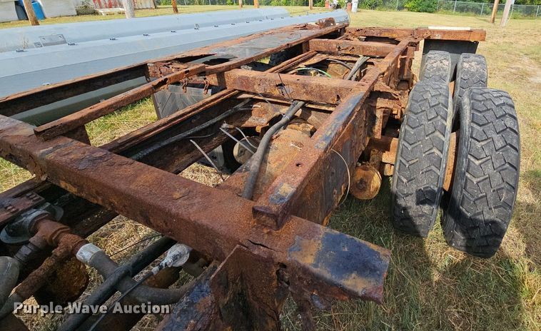 image for item NT9733 1995 GMC Top Kick C6500  truck cab and chassis