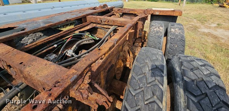 image for item NT9733 1995 GMC Top Kick C6500  truck cab and chassis