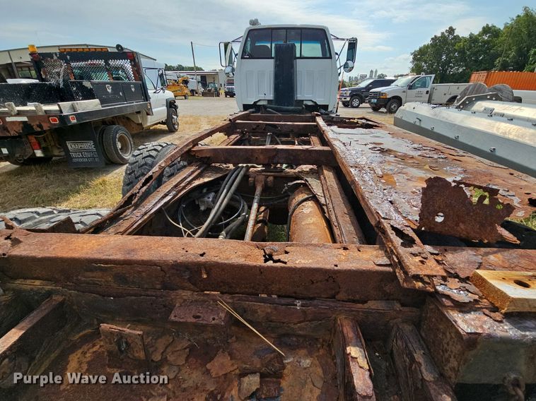 image for item NT9733 1995 GMC Top Kick C6500  truck cab and chassis