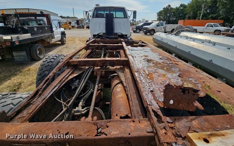 image for item NT9733 1995 GMC Top Kick C6500  truck cab and chassis