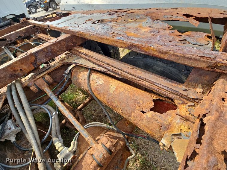 image for item NT9733 1995 GMC Top Kick C6500  truck cab and chassis