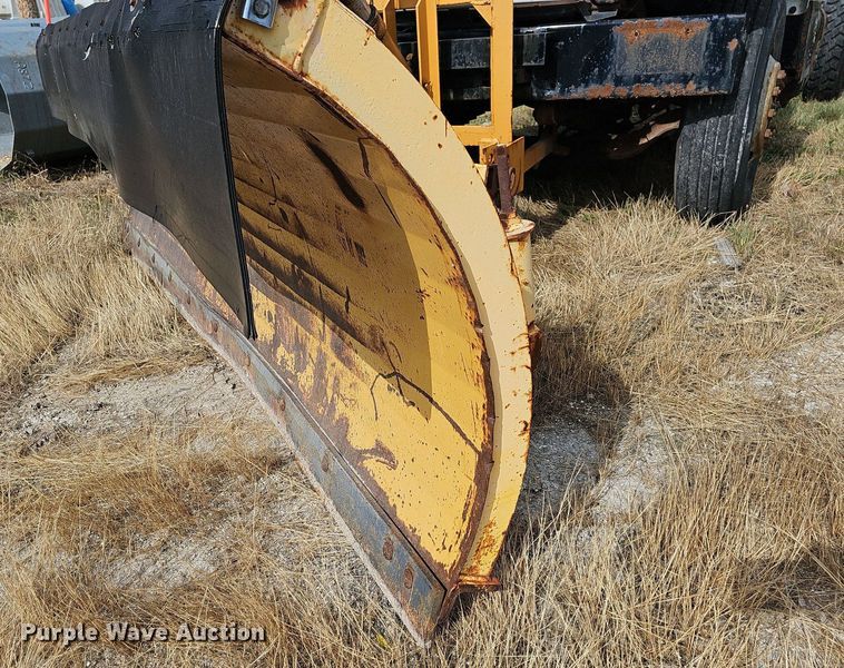 image for item NT9733 1995 GMC Top Kick C6500  truck cab and chassis