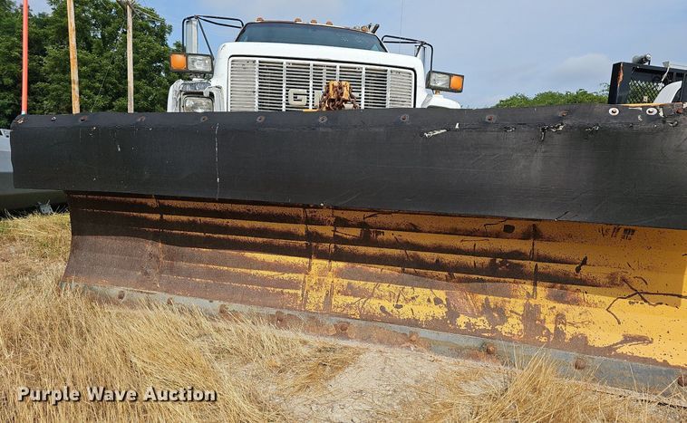 image for item NT9733 1995 GMC Top Kick C6500  truck cab and chassis