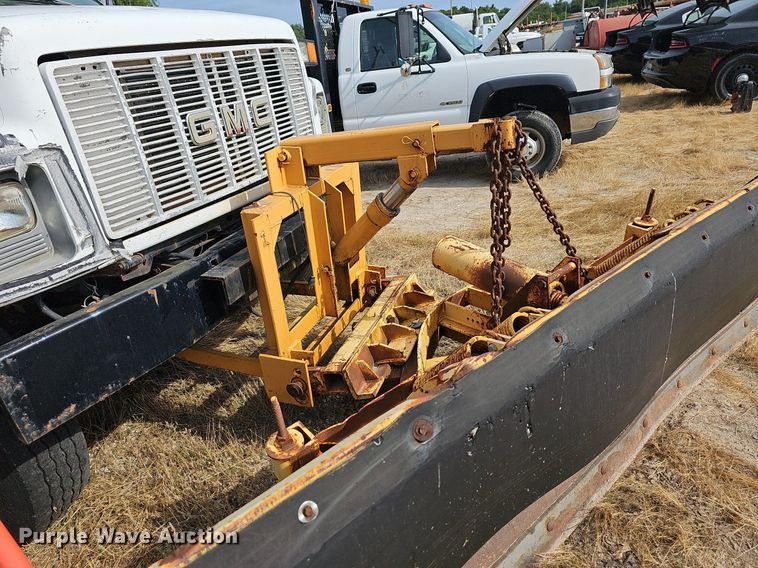 image for item NT9733 1995 GMC Top Kick C6500  truck cab and chassis