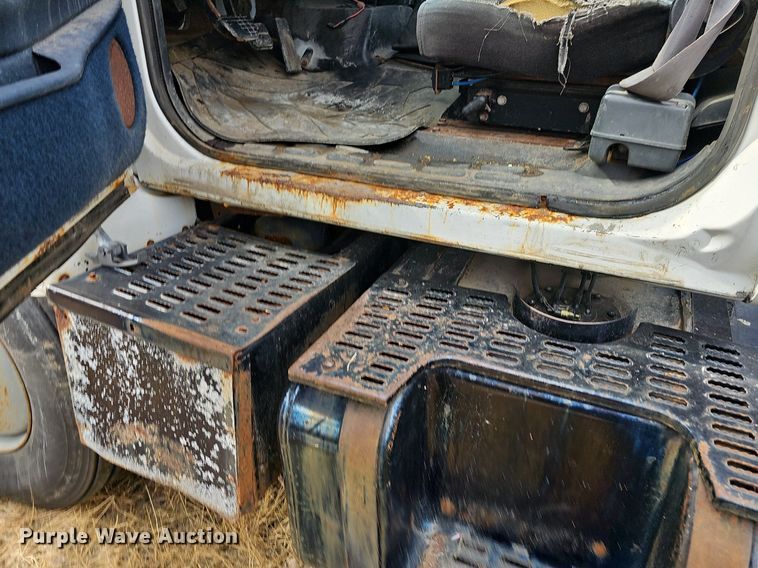 image for item NT9733 1995 GMC Top Kick C6500  truck cab and chassis