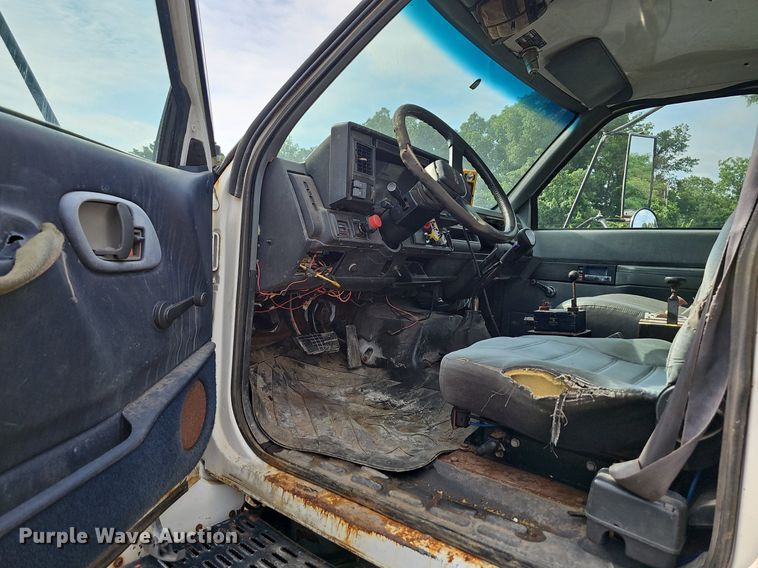 image for item NT9733 1995 GMC Top Kick C6500  truck cab and chassis