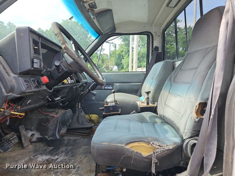 image for item NT9733 1995 GMC Top Kick C6500  truck cab and chassis