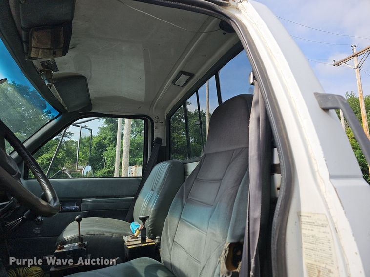 image for item NT9733 1995 GMC Top Kick C6500  truck cab and chassis