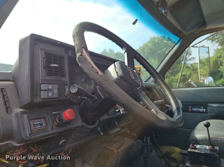 image for item NT9733 1995 GMC Top Kick C6500  truck cab and chassis