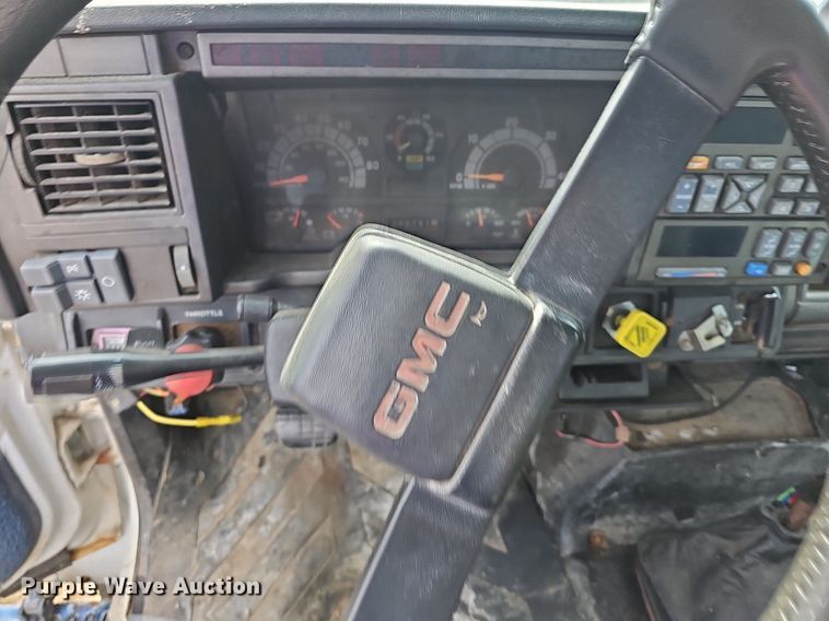image for item NT9733 1995 GMC Top Kick C6500  truck cab and chassis