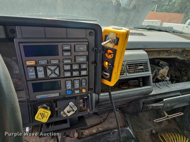 image for item NT9733 1995 GMC Top Kick C6500  truck cab and chassis