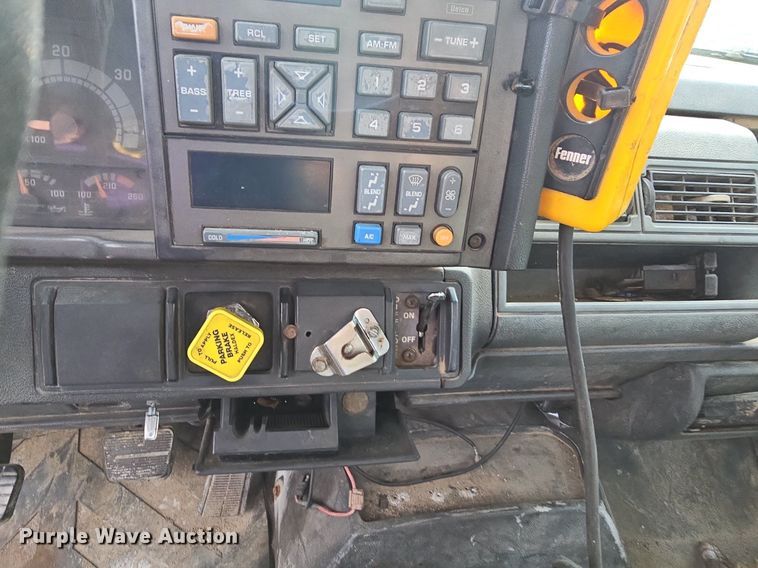 image for item NT9733 1995 GMC Top Kick C6500  truck cab and chassis