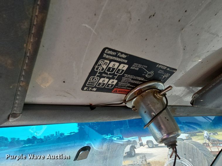 image for item NT9733 1995 GMC Top Kick C6500  truck cab and chassis