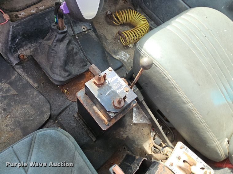 image for item NT9733 1995 GMC Top Kick C6500  truck cab and chassis