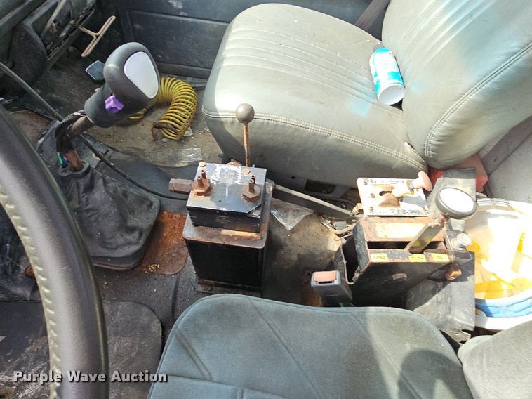 image for item NT9733 1995 GMC Top Kick C6500  truck cab and chassis