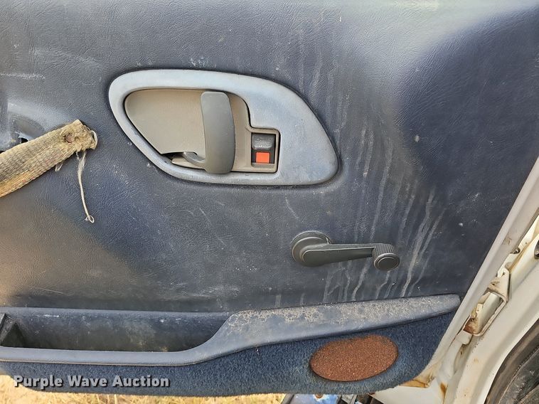 image for item NT9733 1995 GMC Top Kick C6500  truck cab and chassis