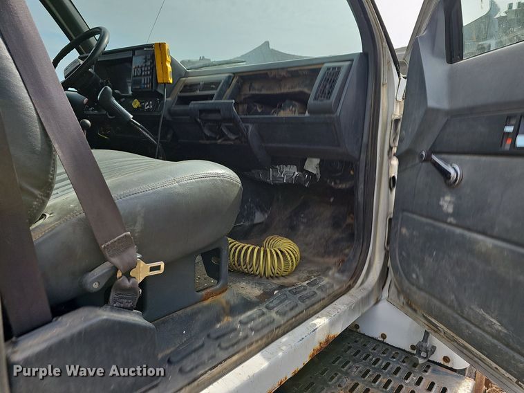 image for item NT9733 1995 GMC Top Kick C6500  truck cab and chassis