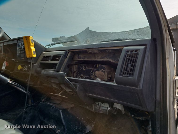 image for item NT9733 1995 GMC Top Kick C6500  truck cab and chassis