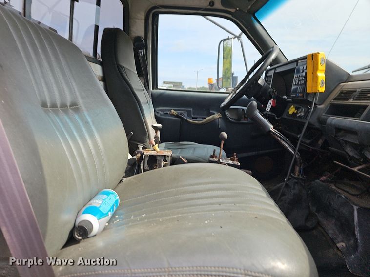 image for item NT9733 1995 GMC Top Kick C6500  truck cab and chassis