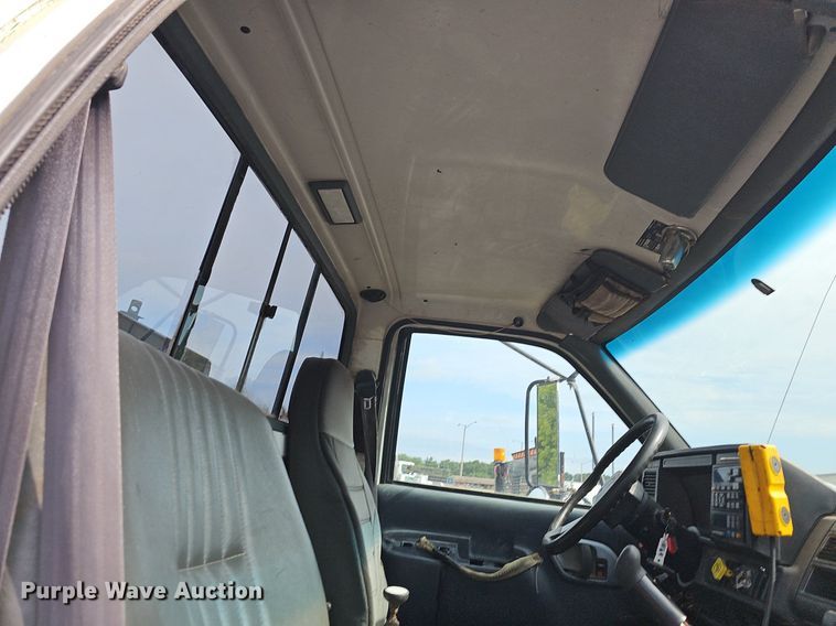 image for item NT9733 1995 GMC Top Kick C6500  truck cab and chassis