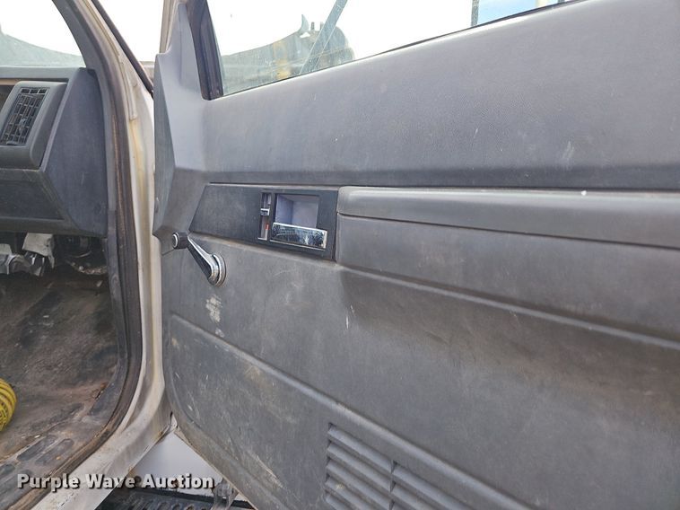 image for item NT9733 1995 GMC Top Kick C6500  truck cab and chassis