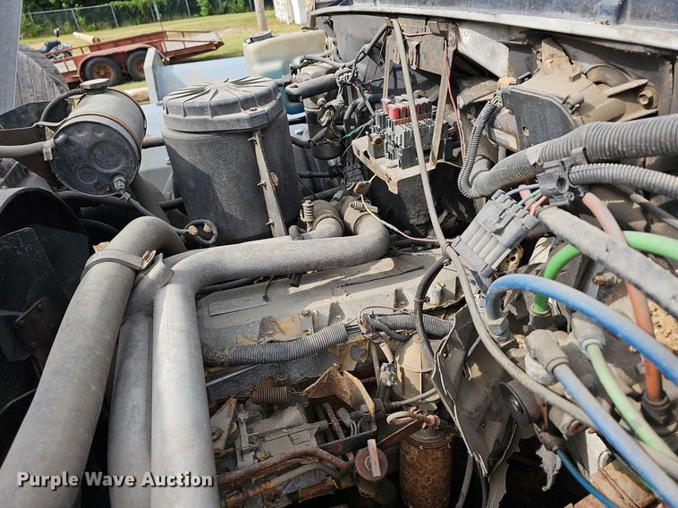 image for item NT9733 1995 GMC Top Kick C6500  truck cab and chassis