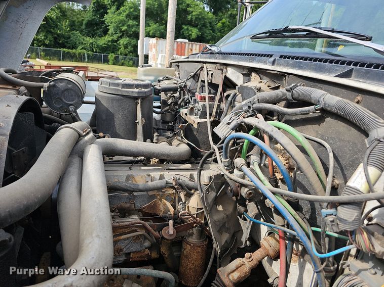 image for item NT9733 1995 GMC Top Kick C6500  truck cab and chassis