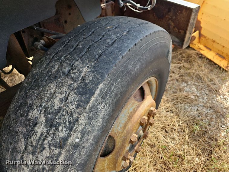 image for item NT9733 1995 GMC Top Kick C6500  truck cab and chassis