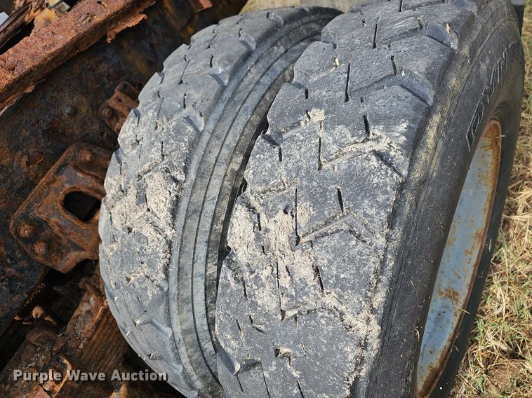 image for item NT9733 1995 GMC Top Kick C6500  truck cab and chassis