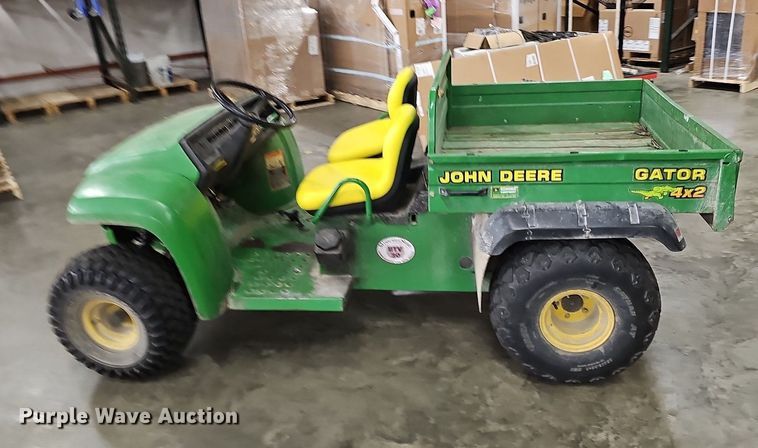 image for item NT9755 2001 John Deere Gator 4x2  utility vehicle