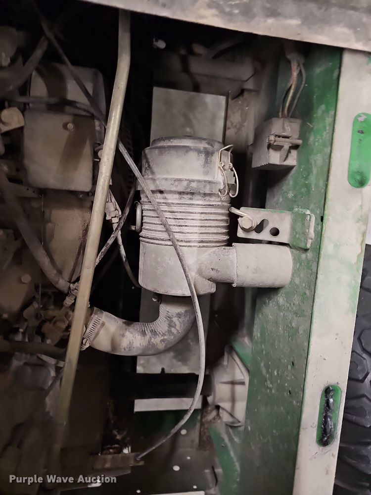 image for item NT9755 2001 John Deere Gator 4x2  utility vehicle