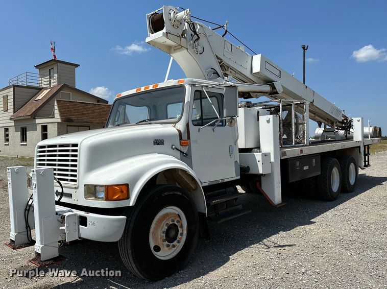 image for item OG9131 1997 International 4900  crane truck