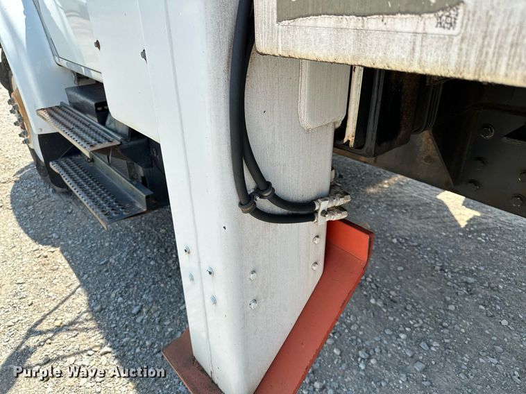 image for item OG9131 1997 International 4900  crane truck