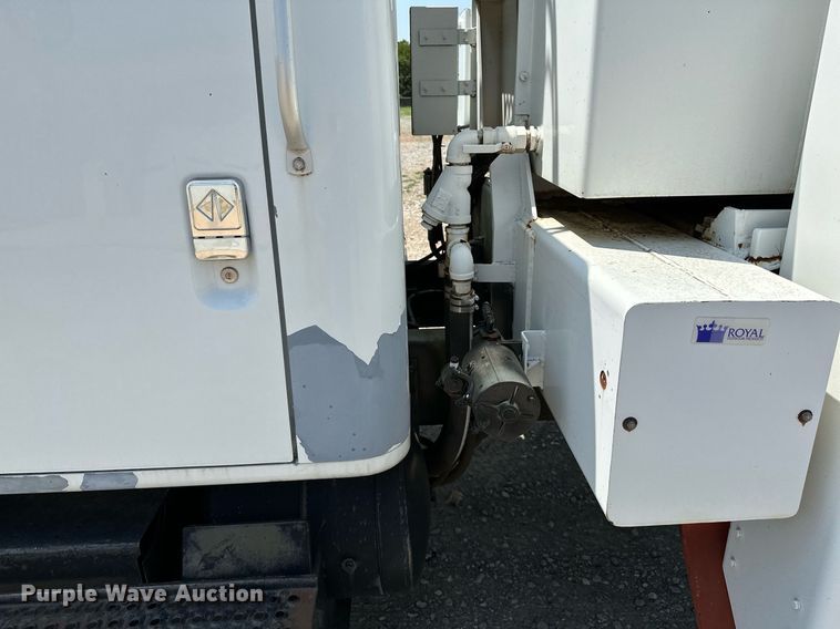 image for item OG9131 1997 International 4900  crane truck