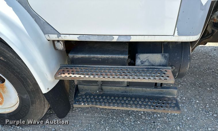 image for item OG9131 1997 International 4900  crane truck