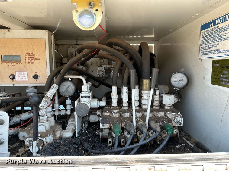 image for item OG9131 1997 International 4900  crane truck