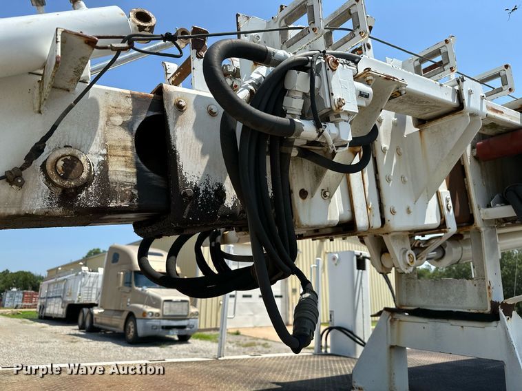 image for item OG9131 1997 International 4900  crane truck