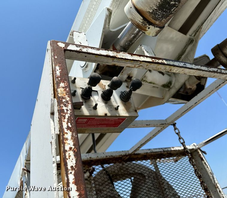 image for item OG9131 1997 International 4900  crane truck