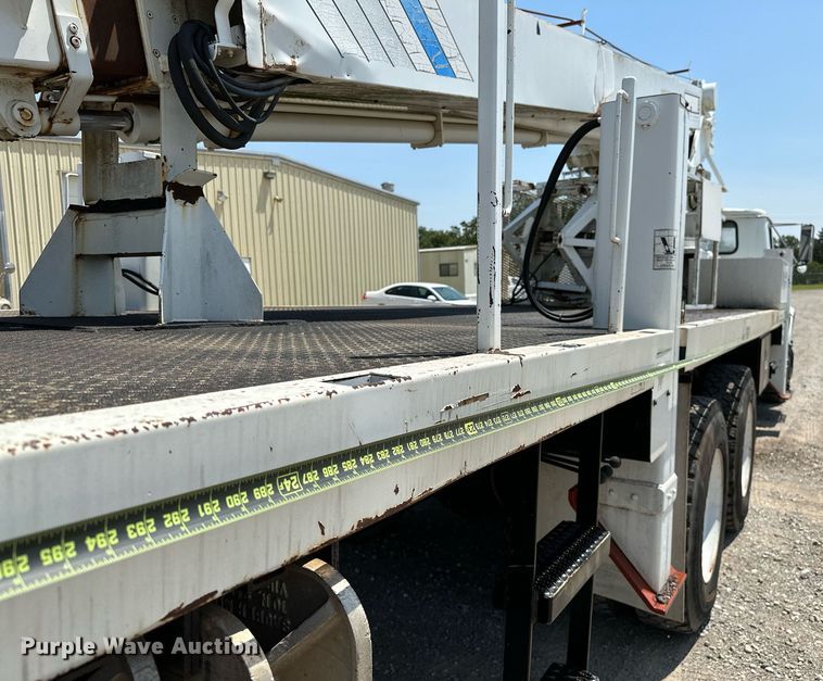 image for item OG9131 1997 International 4900  crane truck