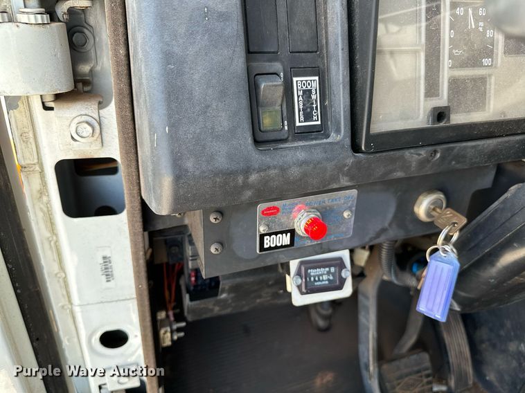 image for item OG9131 1997 International 4900  crane truck