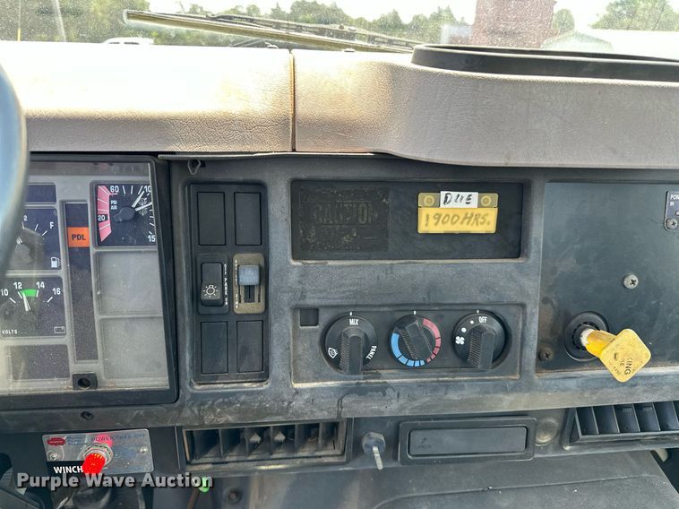 image for item OG9131 1997 International 4900  crane truck